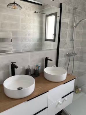 Een douche, een haardroger, handdoeken