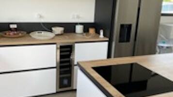 Refrigerador, microondas, horno, placa de cocina