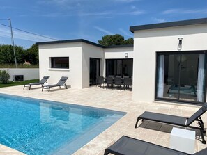 Alberca al aire libre y alberca climatizada