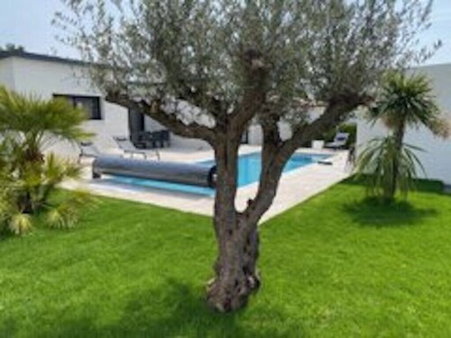 New house with heated swimming pool for 8 to 10 people, quiet area