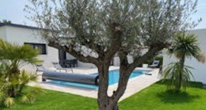 New house with heated swimming pool for 8 to 10 people, quiet area