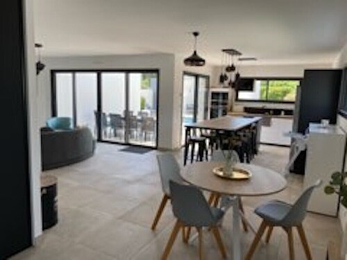 New house with heated swimming pool for 8 to 10 people, quiet area