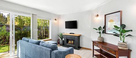Classic Apartment | Living area | Flat-screen TV