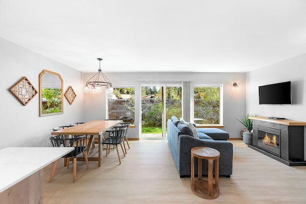 Classic Apartment | Living area | Flat-screen TV