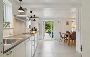 Jääkaappi, uuni, liesi, astianpesukone