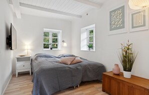 9 bedrooms, travel cot, free WiFi