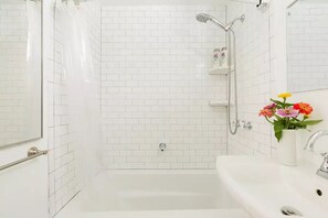 Sèche-cheveux, serviettes fournies, savon, shampoing