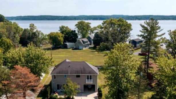 Un quartiere residenziale con case e un lago sullo sfondo.