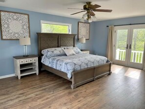 4 habitaciones, escritorio y tabla de planchar con plancha 