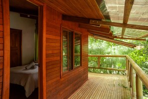 Free WiFi, bed sheets - River Song's Hotel (Mindo)