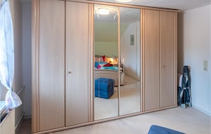 3 bedrooms, travel crib, free WiFi, bed sheets