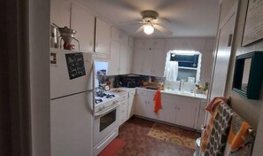 Private kitchen - Song Farm Guesthouse - Winnsboro! (Winnsboro)