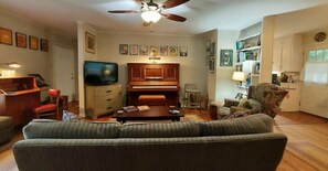 Living area - Song Farm Guesthouse - Winnsboro! (Winnsboro)