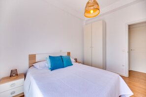 3 habitaciones, tabla de planchar con plancha y ropa de cama 