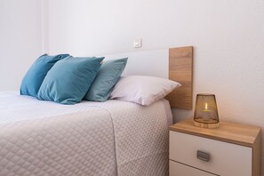 3 habitaciones, tabla de planchar con plancha y ropa de cama 