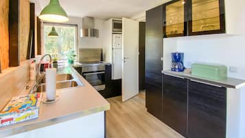 Fridge, stovetop, coffee/tea maker