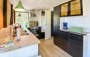 Fridge, stovetop, coffee/tea maker - 3 bedroom stunning home in Fristad (Fristad)