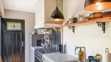 Een koelkast, een oven, een kookplaat, een vaatwasser