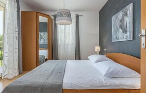 6 quartos, ferros/tábuas de passar roupa, berço de viagem