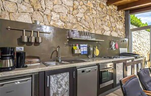 Fridge, microwave, stovetop, dishwasher