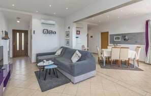 TV, mesa de pingue-pongue