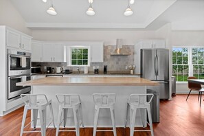 Fridge, microwave, oven, stovetop - Cape Cod: Gimlet Getaway (Eastham)