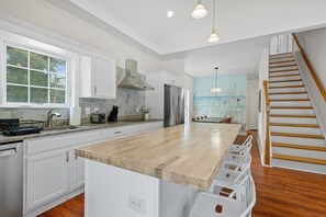 Fridge, microwave, oven, stovetop - Cape Cod: Gimlet Getaway (Eastham)