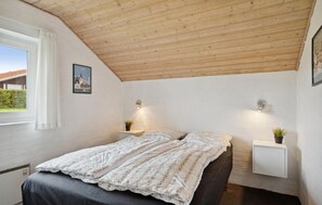 4 bedrooms, travel crib, free WiFi