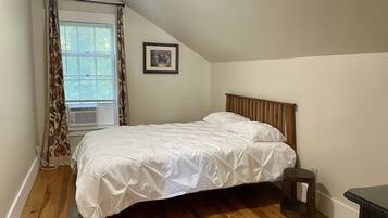 2 bedrooms, desk, free WiFi, bed sheets