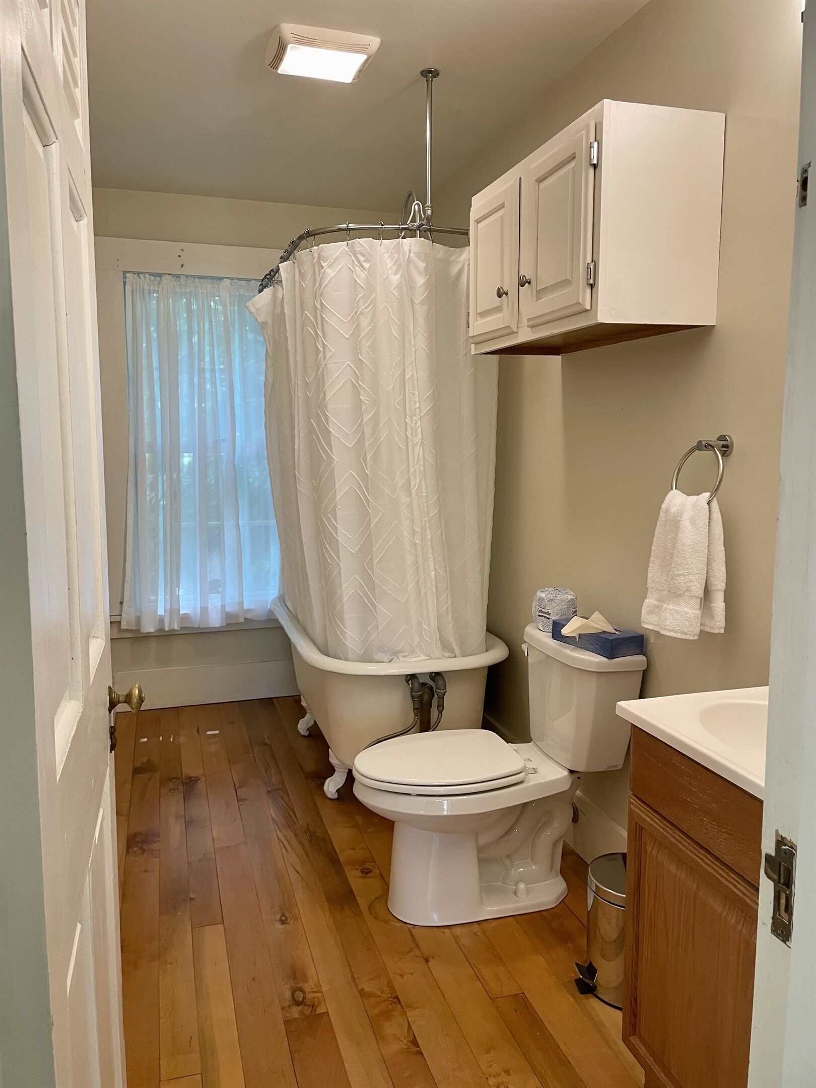 Combined shower/tub, hair dryer, towels