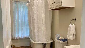 Combined shower/tub, hair dryer, towels