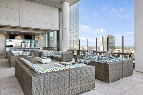 1BD/Atlanta - Downtown w/Rooftop Pool and Pool Bar!