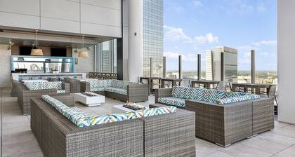 1BD/Atlanta - Downtown w/Rooftop Pool and Pool Bar!