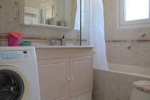 Baignoire, sèche-cheveux
