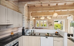 Køleskab, ovn, opvaskemaskine, kaffe-/temaskine