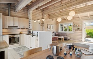 Fridge, microwave, oven, dishwasher - Lovely home in Dronningmølle with WiFi (Dronningmølle)