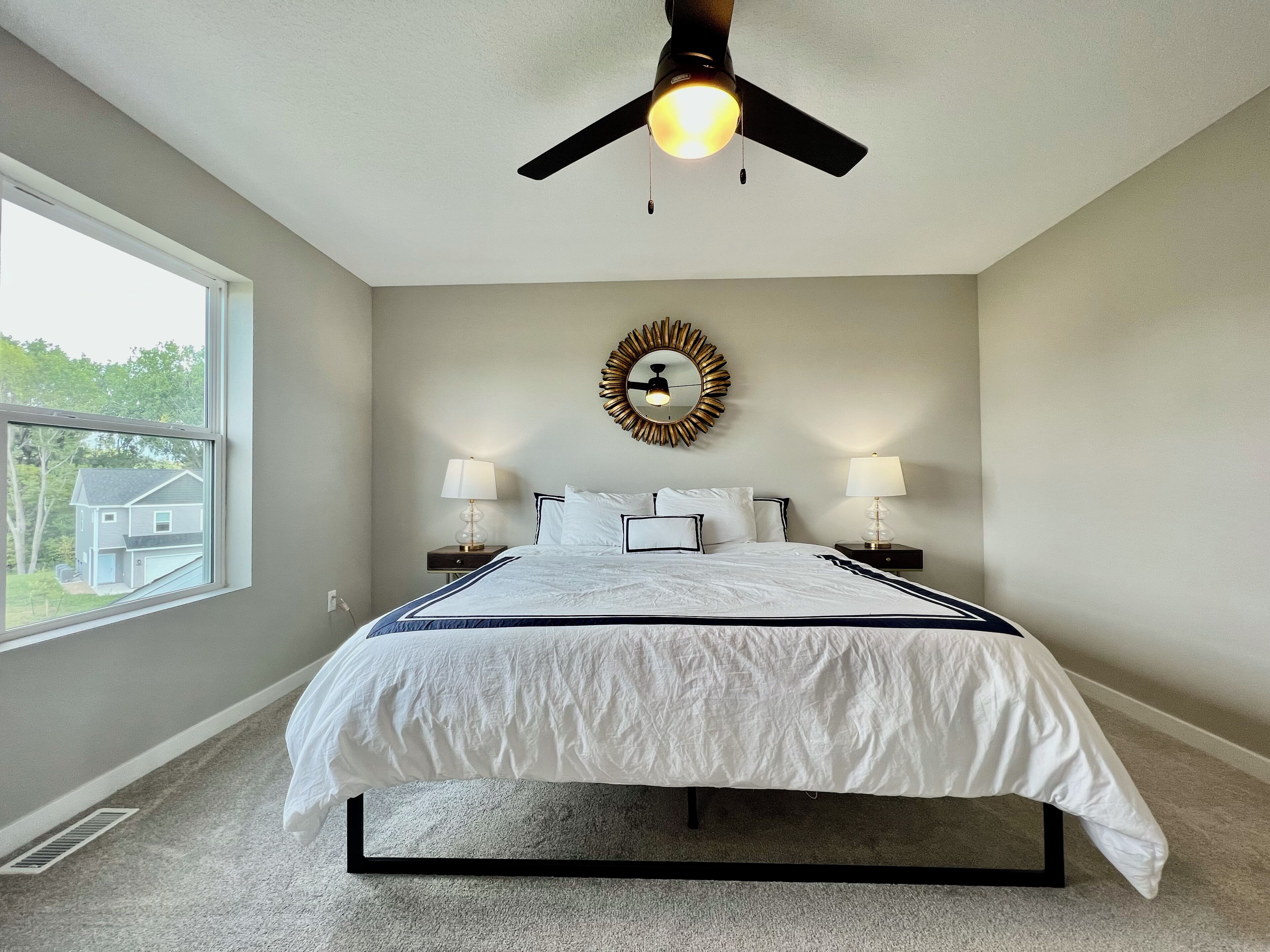 3 habitaciones, tabla de planchar con plancha, wifi y ropa de cama 