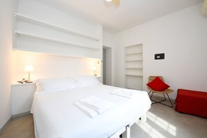 2 bedrooms, in-room safe, iron/ironing board, free WiFi