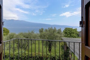Property grounds - "Oleandro" apartment directly on the lake  (Gargnano)