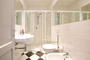 Shower, hair dryer, bidet, towels - "Oleandro" apartment directly on the lake  (Gargnano)