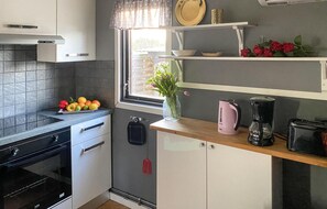 Jääkaappi, liesi, astianpesukone, kahvin-/teenkeitin