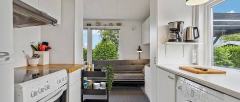 Køleskab, ovn, kogeplade, kaffe-/temaskine