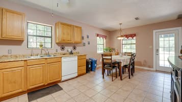 Frigorifero, microonde, piano cottura, lavastoviglie