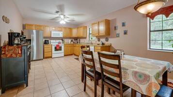 Frigorifero, microonde, piano cottura, lavastoviglie