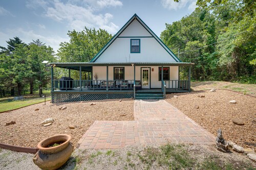 ‘The Winehouse’ Rental in Muenster: Near Wineries!