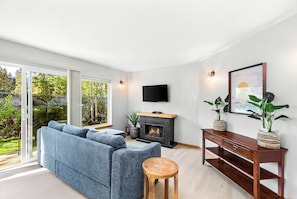 Classic Apartment | Living area | Flat-screen TV - Dasha's Snowboard Track - Icicle Village (Leavenworth)