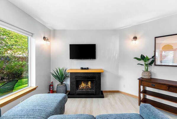 Classic Apartment | Living area | Flat-screen TV - Dasha's Snowboard Track - Icicle Village (Leavenworth)