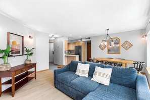Apartament clàssic | Sala d'estar | Televisor de pantalla plana