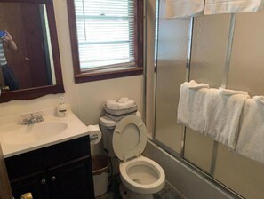 Haartrockner, Handtücher, Seife, Toilettenpapier
