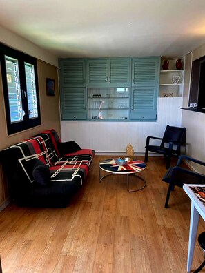 Télévision, baby-foot, table de tennis de table